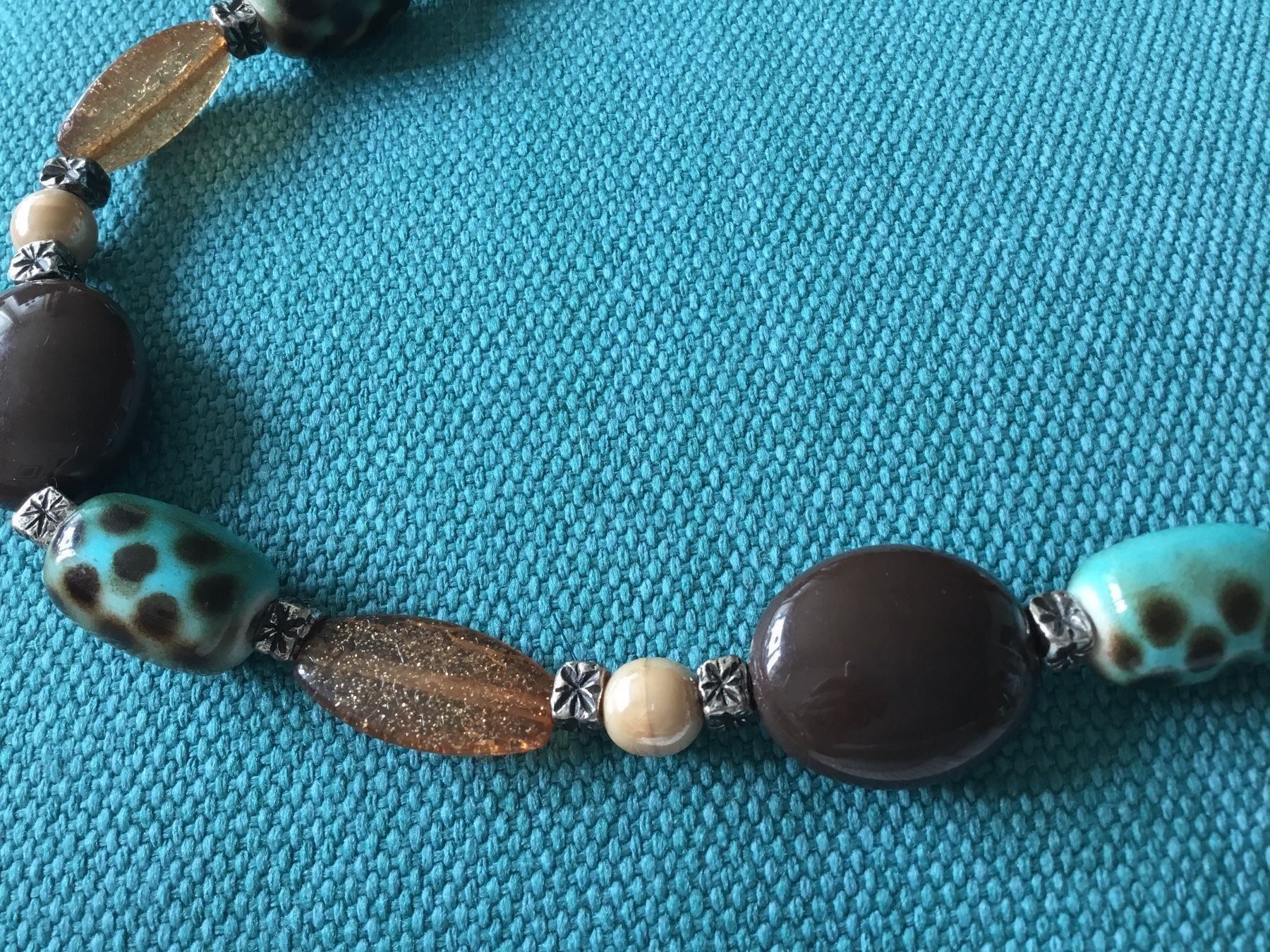 Ketten: Collier long en résine turquoise et brun – Neu und originalverpackt aus Le Landeron von nic_8hd5 3