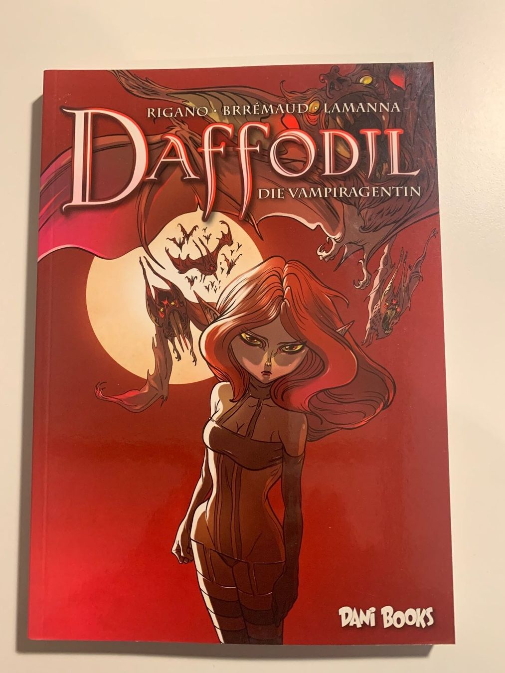 Fumetti: Daffodil - Die Vampiragentin (2013) - Paperback – Usato da Alchenstorf venduto da Airgaucho