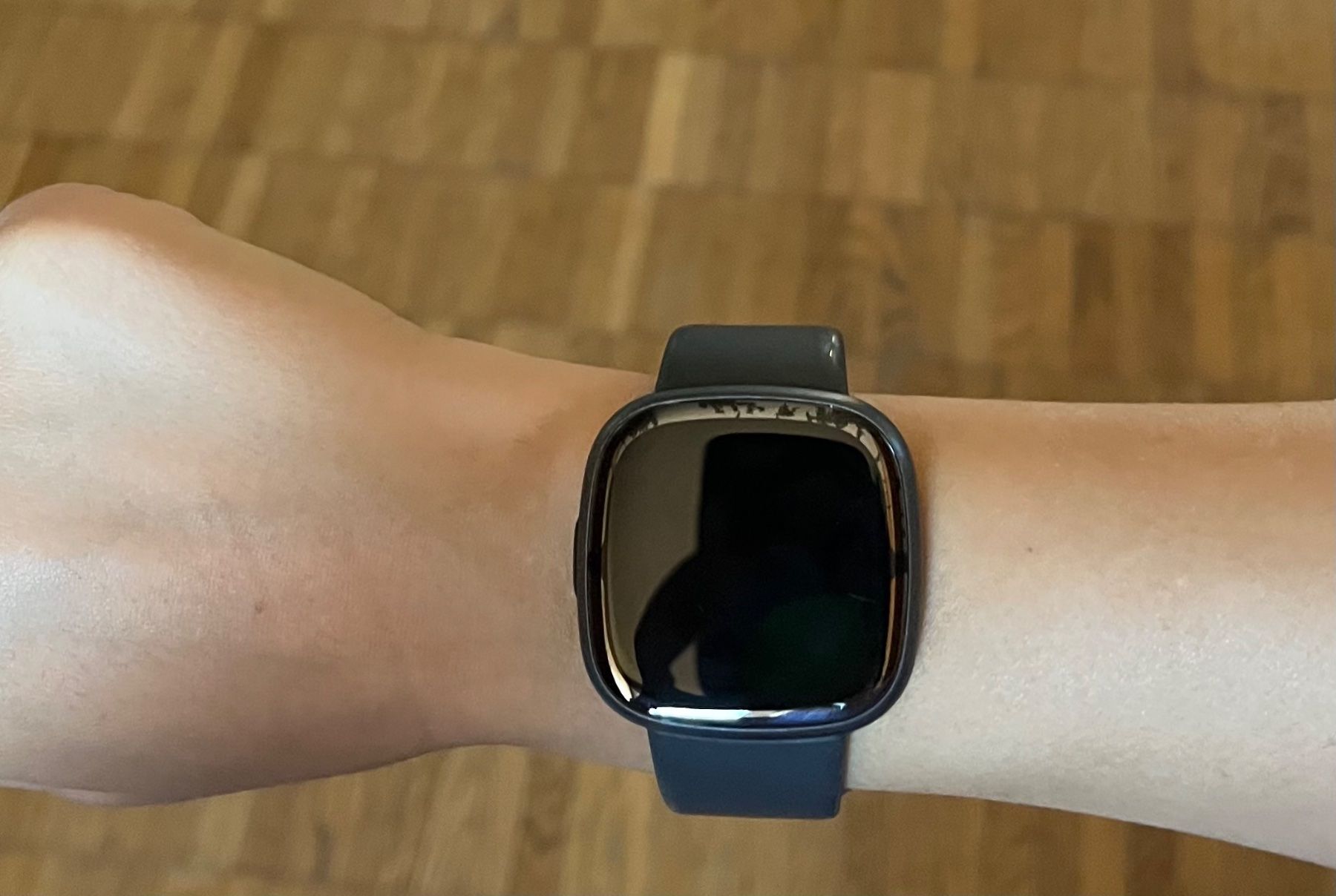 Fitbit Smartwatch: Fitbit : Sense 2 gris foncé / aluminium – Usato da Biel/Bienne venduto da Fjollushe