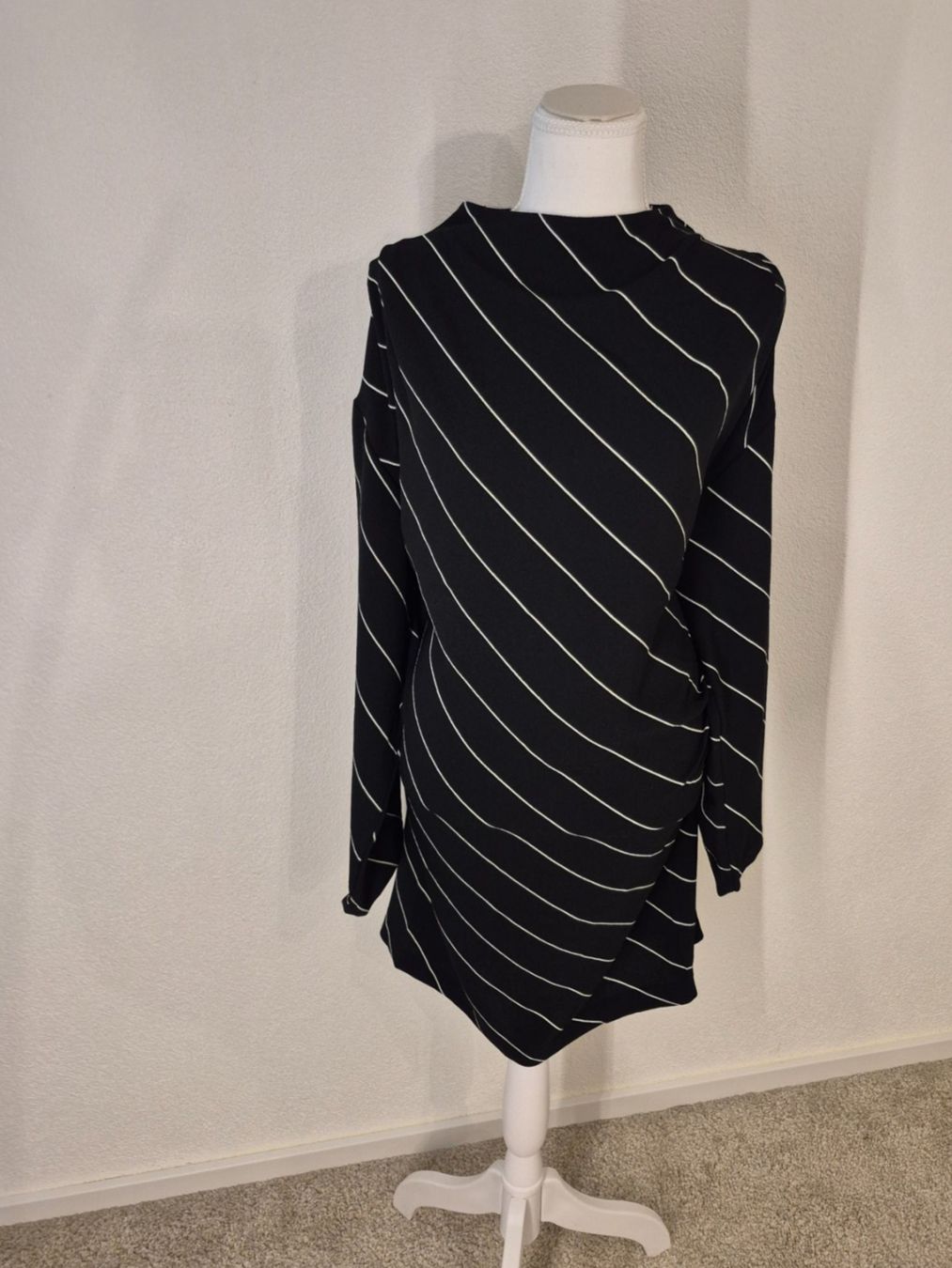 H&M Kleider: H&M Kleid, gestreift ,Grösse XL, NEU – Neu und originalverpackt aus La Neuveville von Vestiaire_2011