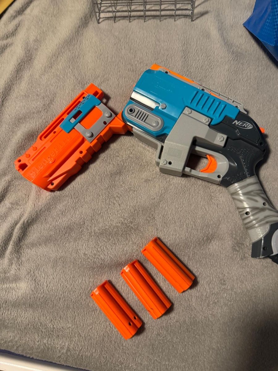 Nerf Jouets: Zombie nerf sledgefire – D'occasion à Bonaduz par SanOgg79