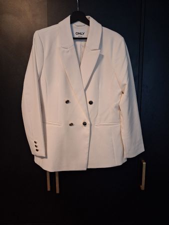 ONLY Blazer Size: 42. New.