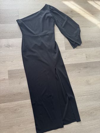 Robe noire asymétrique fendue
