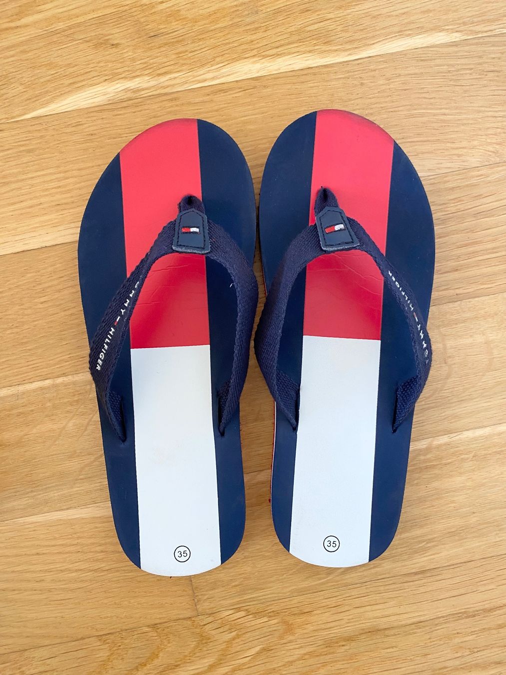 Tommy Hilfiger Scarpe per ragazzi: Tommy Hilfiger (Gr.35) Kinder Flip Flops – Usato da Unterseen venduto da ice_wc8z 2