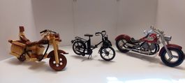 Moto jouet en métal et bois, lot de trois motos