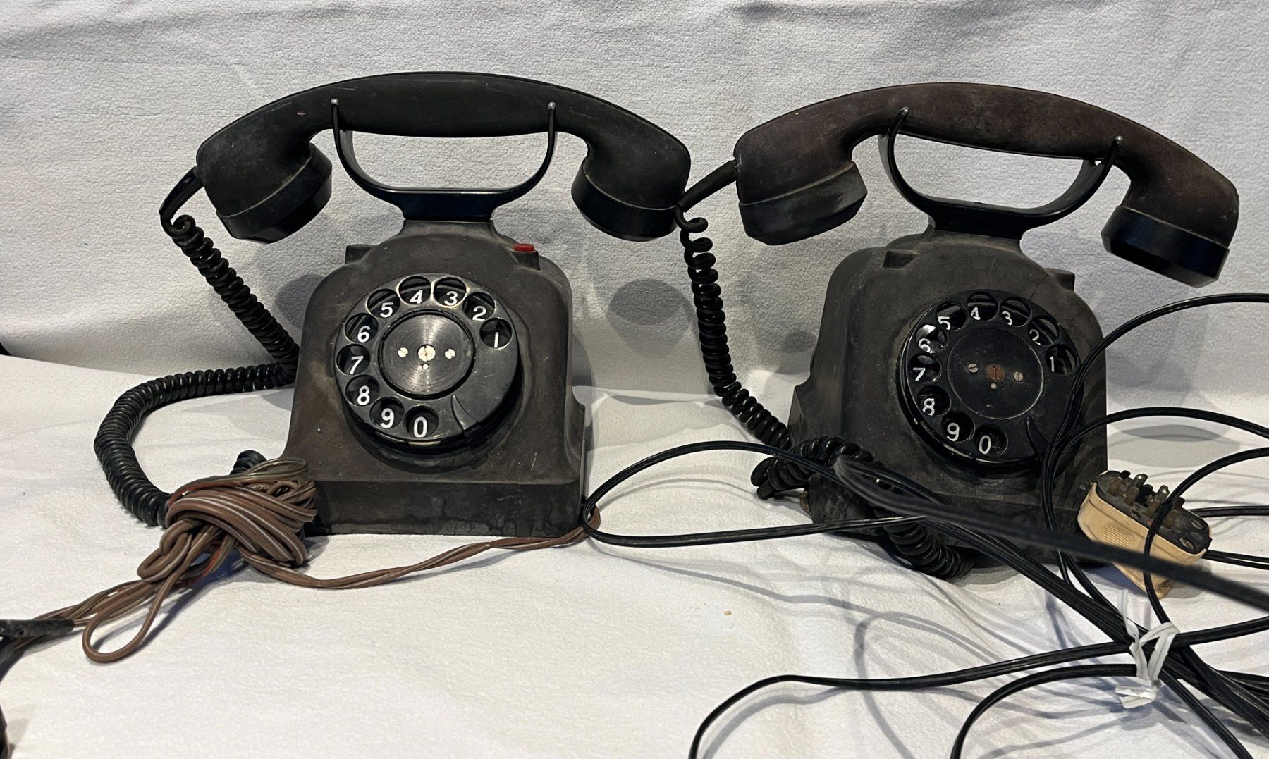 2 Vintage Telefon-Apparate aus Bakelit, Schwarz (Gebraucht) in Zuchwil ...