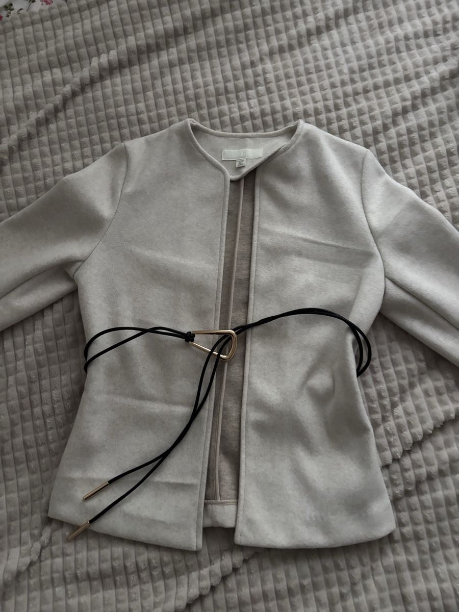 Zara Giacche: Zara Damen Blazer hellgrau/beige mit Bindegürtel  – Usato da Buchs ZH venduto da Elma0000