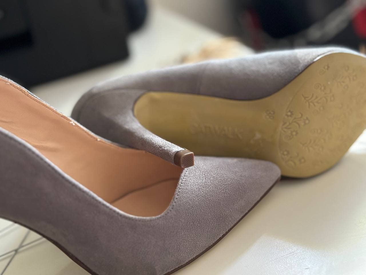 Scarpe da donna: Catwalk Pumps Grau Wildlederimitat – Usato da Bern venduto da ViksiBash 2
