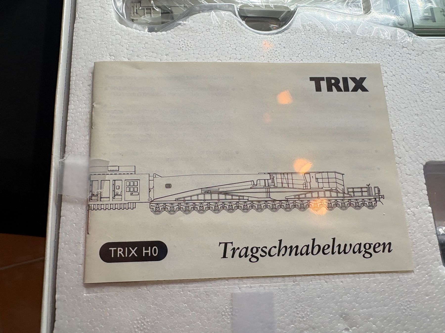 Trix Modelleisenbahnen: Trix DB Tragschnabelwagen H0 – Neu und originalverpackt aus Forch von Hanimann-Robinson 4