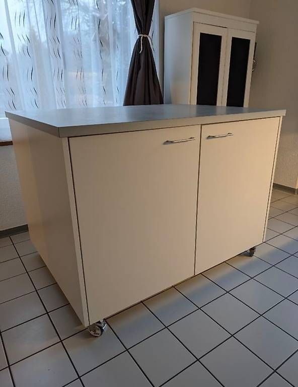Cucine complete: Geräumige Kücheninsel / Küchenmöbel auf Rollen  – Usato da Wattwil venduto da Lilo111 3