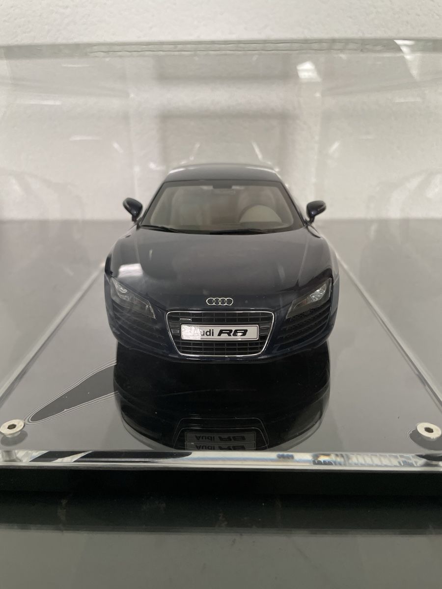 Audi Modellini d'auto: Audi R8 Modellauto mit Vitrine 1:18 – Usato da Unterkulm venduto da son_fcs2