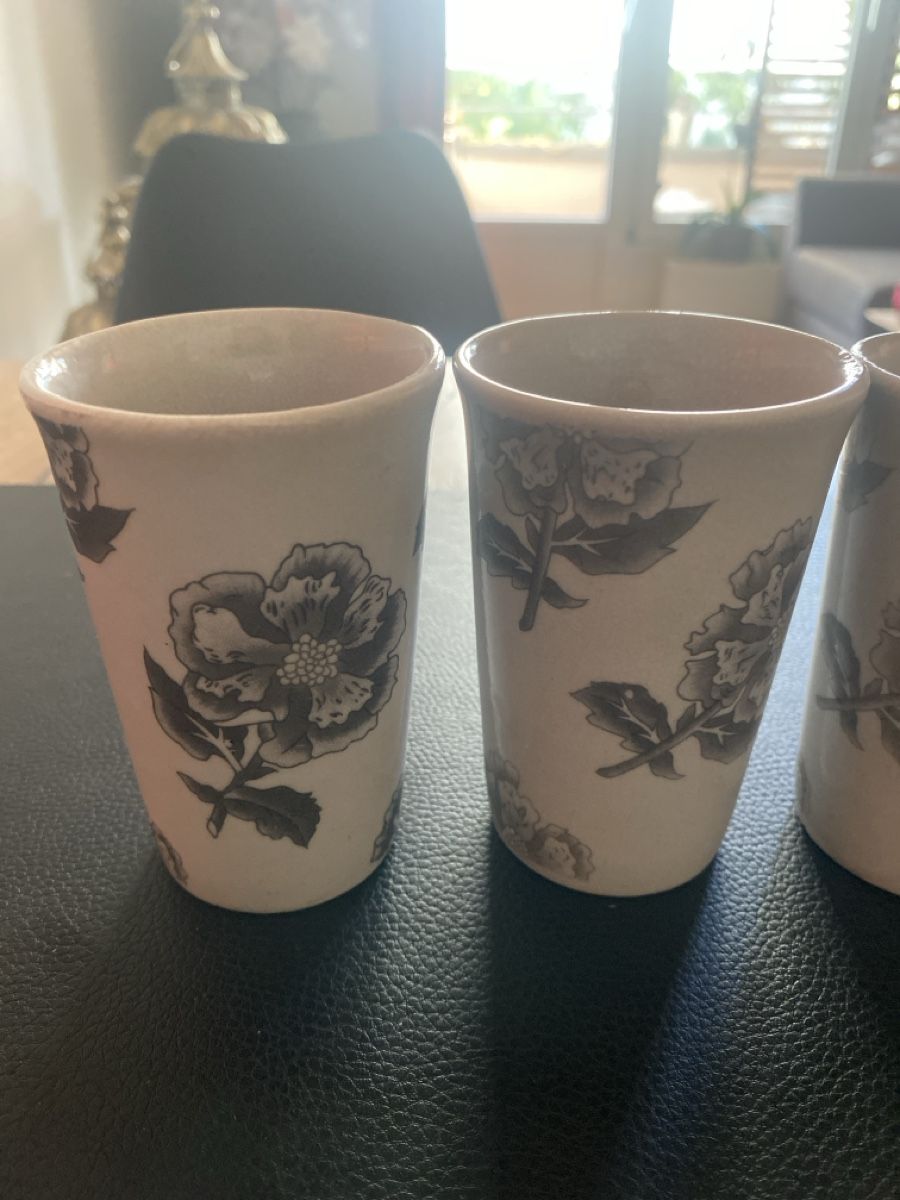 Tasses: Becher mit Blumenmuster 4er Set gebraucht – D'occasion à Bern par YanickZ 1
