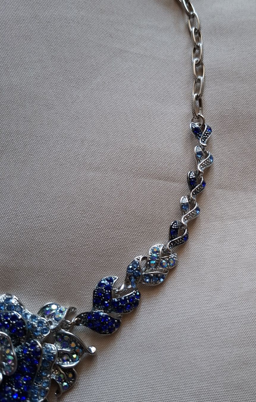 Catenine: Blaues Blumen-Collier mit vielen Strasssteinchen. – Usato da Dietikon venduto da Hirschkopf 2