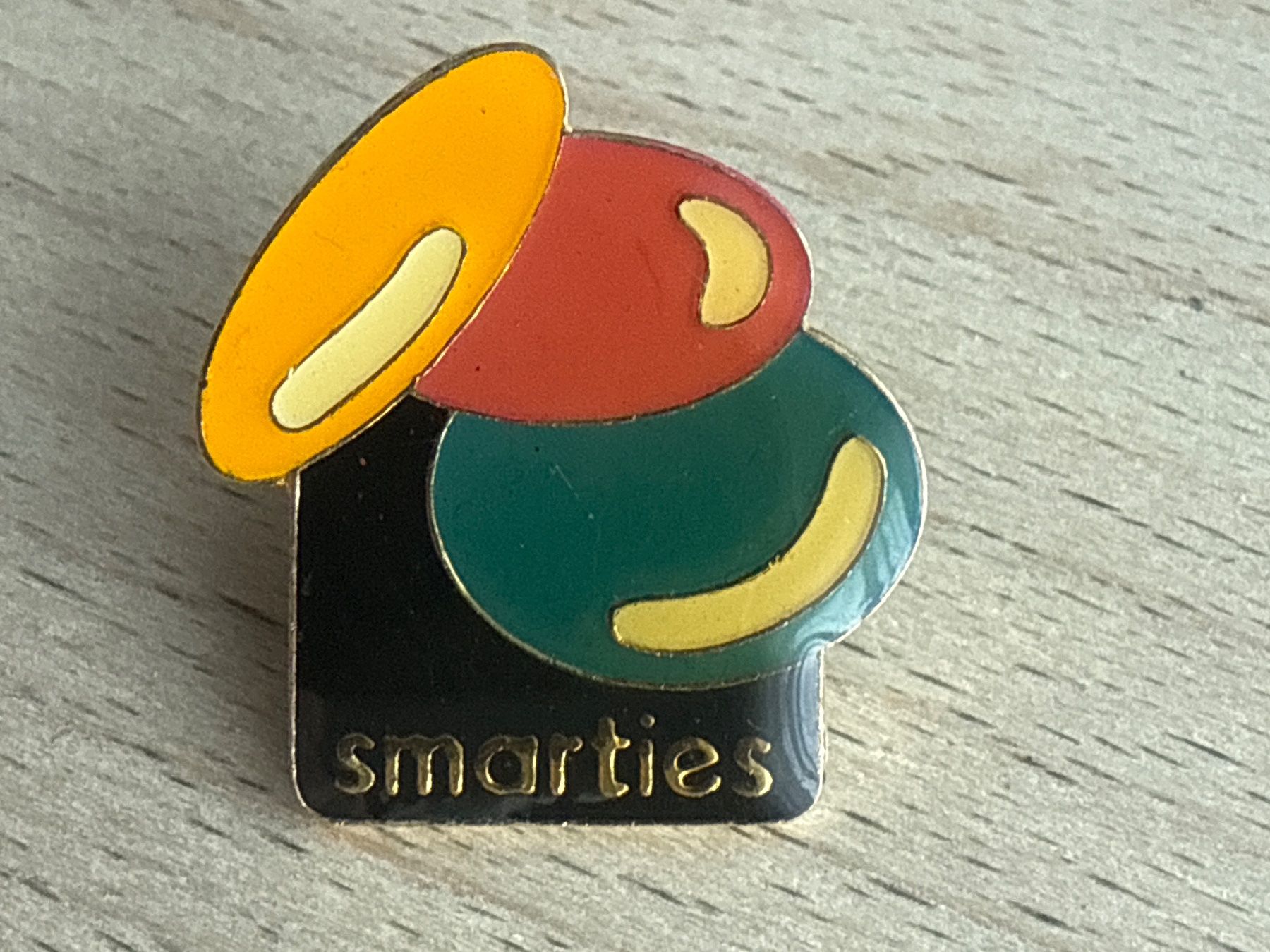 Plaketten & Abzeichen: Pin  Smarties – Gebraucht aus Glattbrugg von Schweigmatt