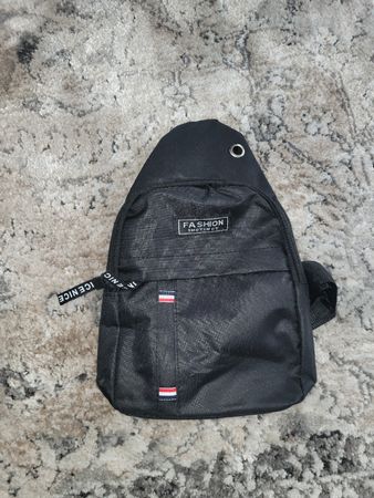 Schwarze Brusttasche / Umhängetasche - Neu und praktisch!
