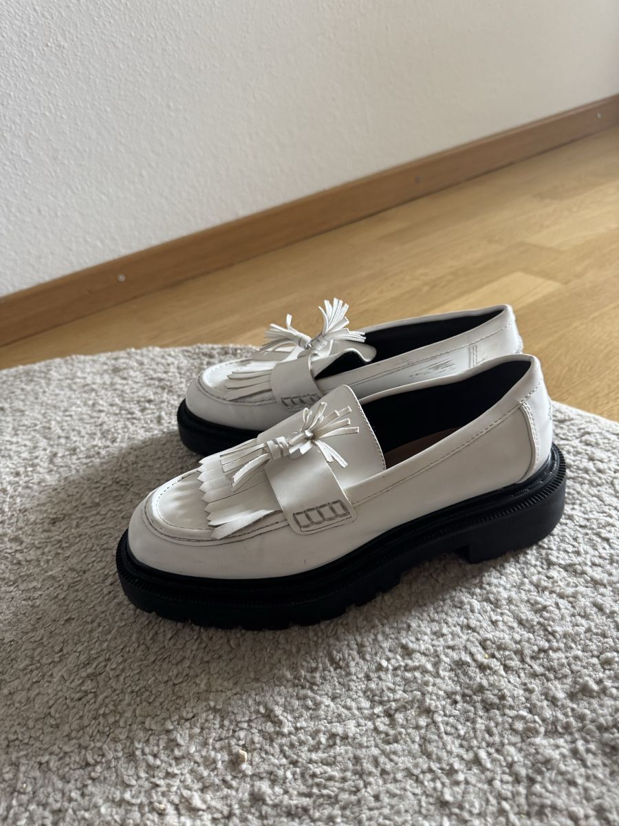 Scarpe da donna: Mocassins blancs à franges  – Usato da Lausanne venduto da fan_d56k 1