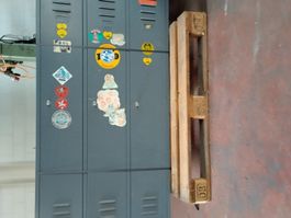 3-türiger Garderobenschrank mit Schlüsseln