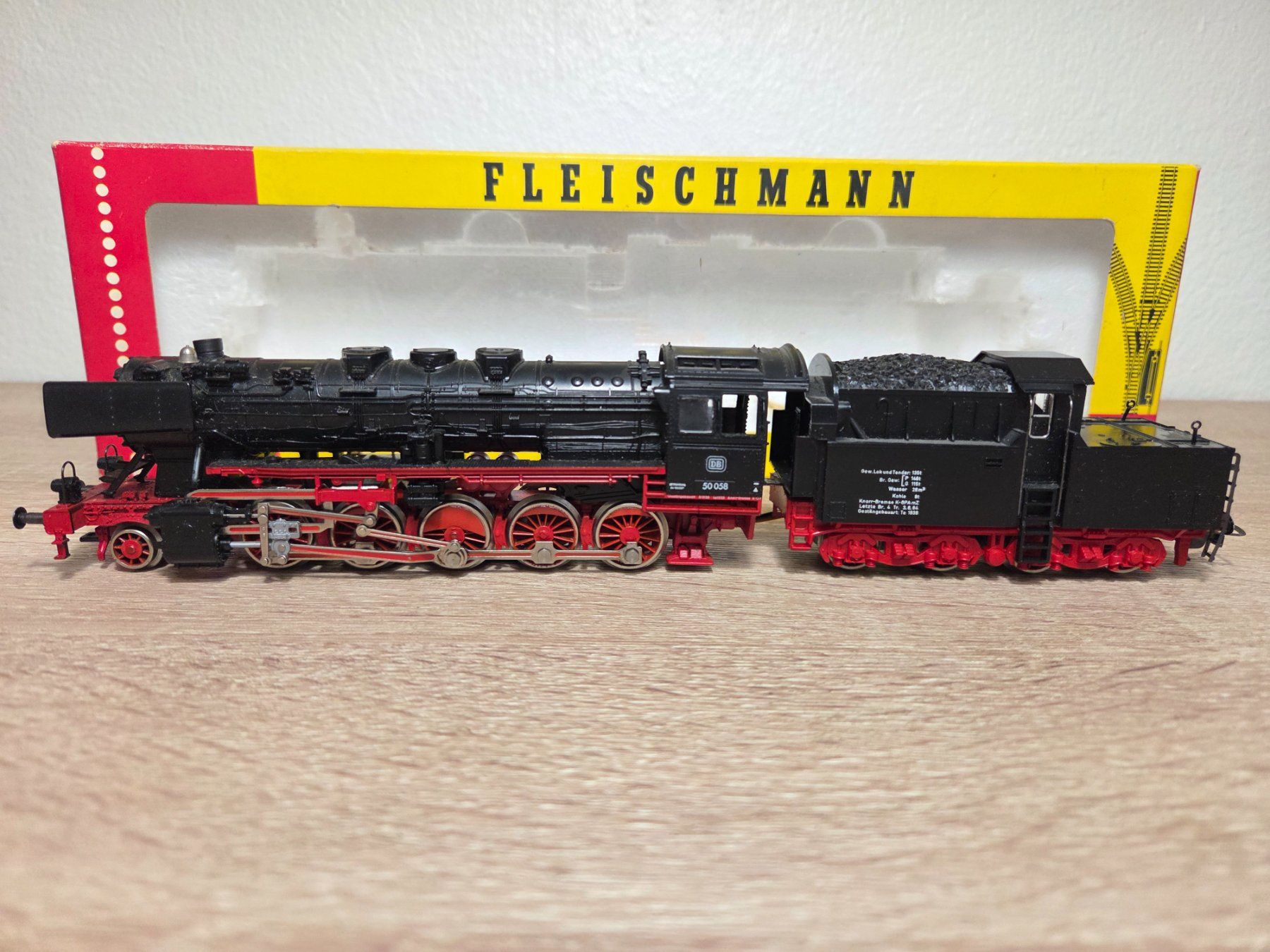Fleischmann Modellini di ferrovie: Fleischmann 4363 Dampflok BR 50 DB H0 – Usato da St-Aubin-Sauges venduto da Lo_Go