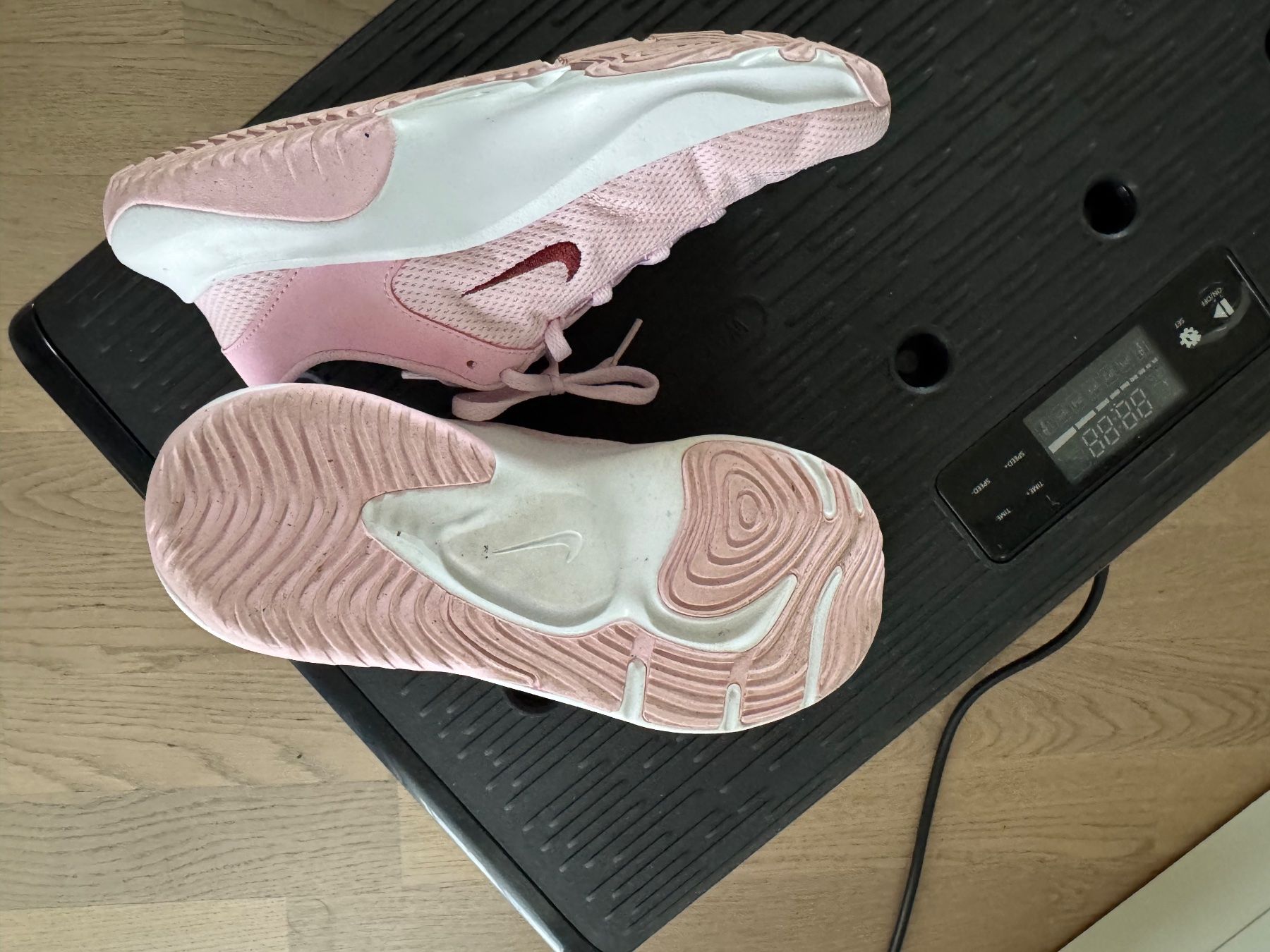 Nike Scarpe da donna: Rosa Nike Damen Turnschuhe, Gr. 38.5 – Nuovo (secondo la descrizione) da Binningen venduto da Nfizzi 1