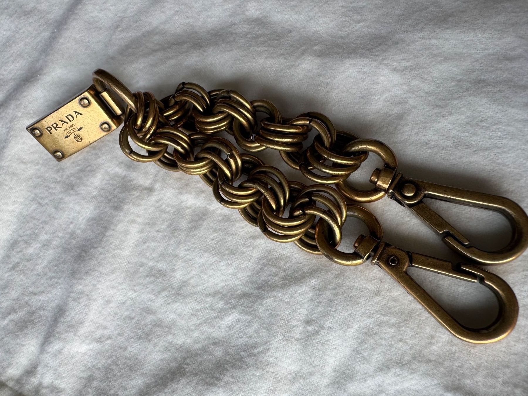 Prada Catenine: RARER PRADA TASCHEN KETTE / ANHÄNGER IN MESSING – Usato da Binningen venduto da Chaussie 5