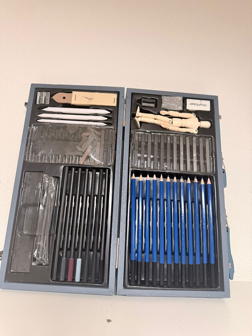 Matite, matite colorate & gessi: koffer mit skelett zjm bastel – Nuovo (secondo la descrizione) da münchenbuchsee venduto da thomas0168