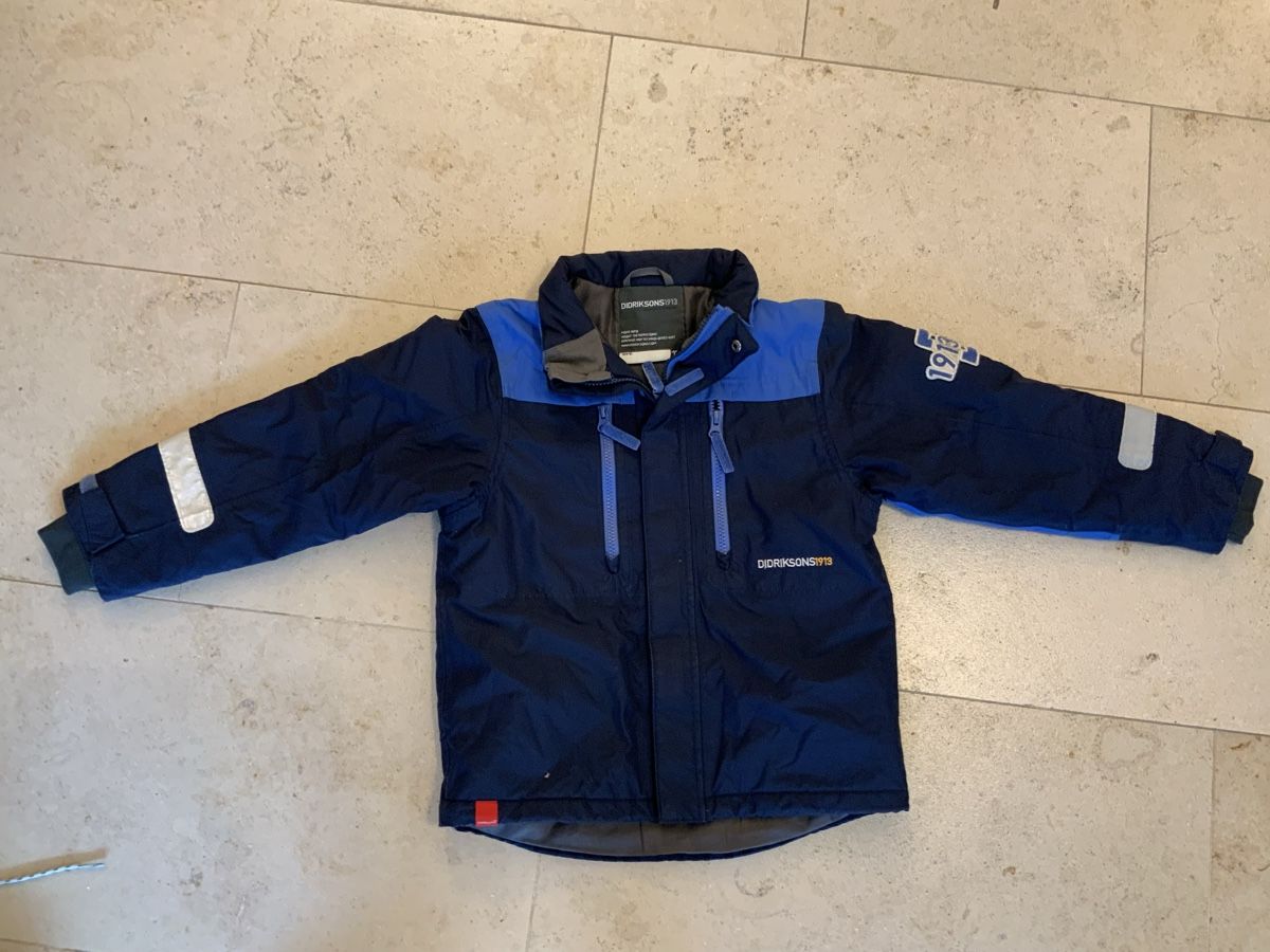 Didriksons Giacche & Cappotti: Kinderjacke DIDRIKSONS 1913 Grösse 120 dunkelblau – Usato da Buchs SG venduto da Sunie