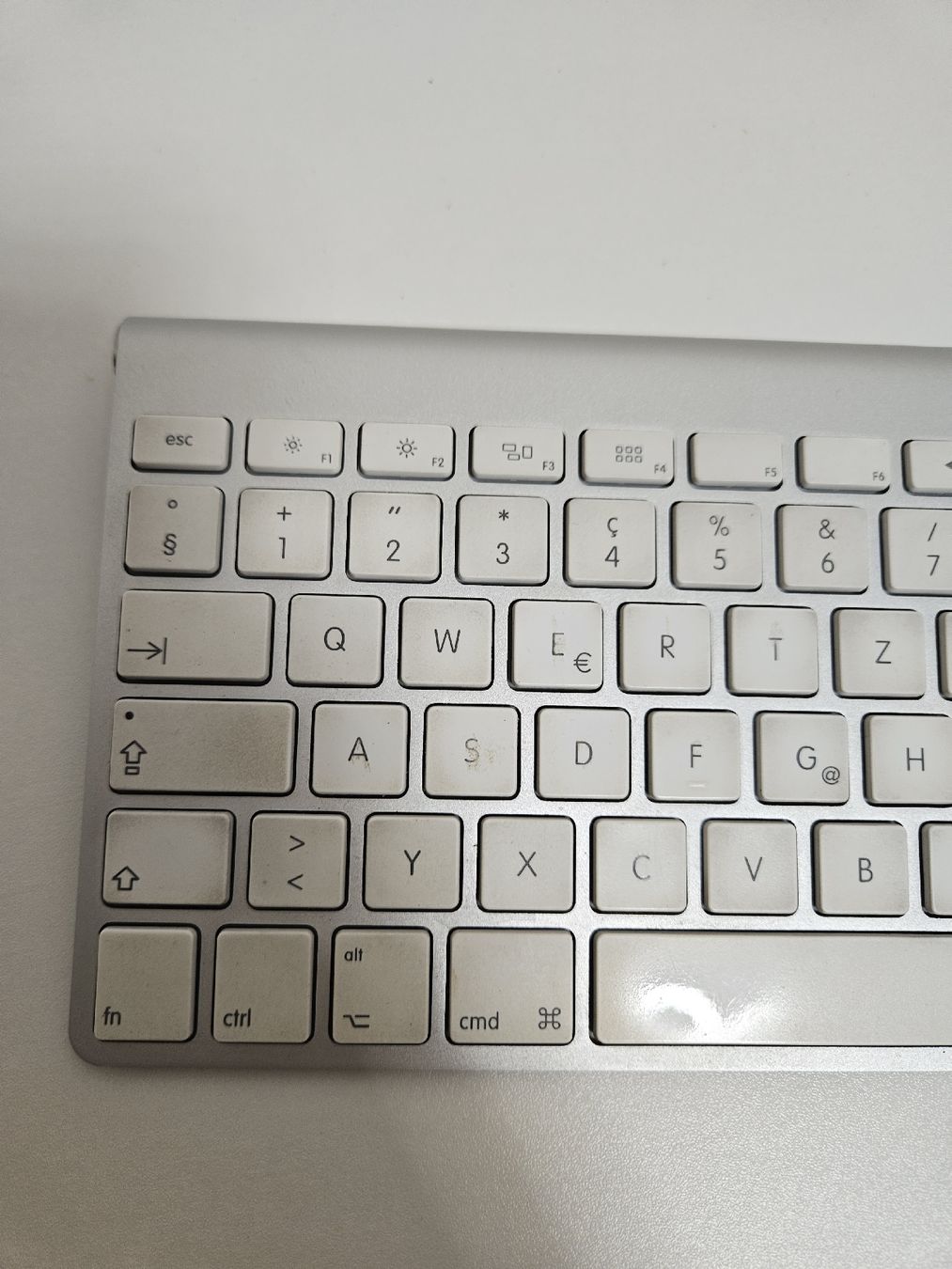 Apple Claviers: Apple Wireless Keyboard A1314 Schweizer Tastaturlayout – D'occasion à Schlieren par Bestleo 1