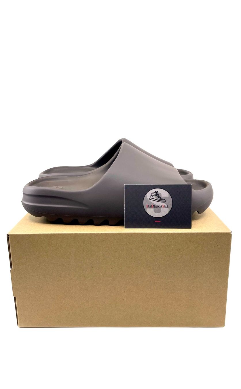 Adidas Scarpe da uomo: Adidas Yeezy Slide Soot Grösse EU 39 – Nuovo e nell'imballaggio originale da Küsnacht ZH venduto da SamSneakerSale 2