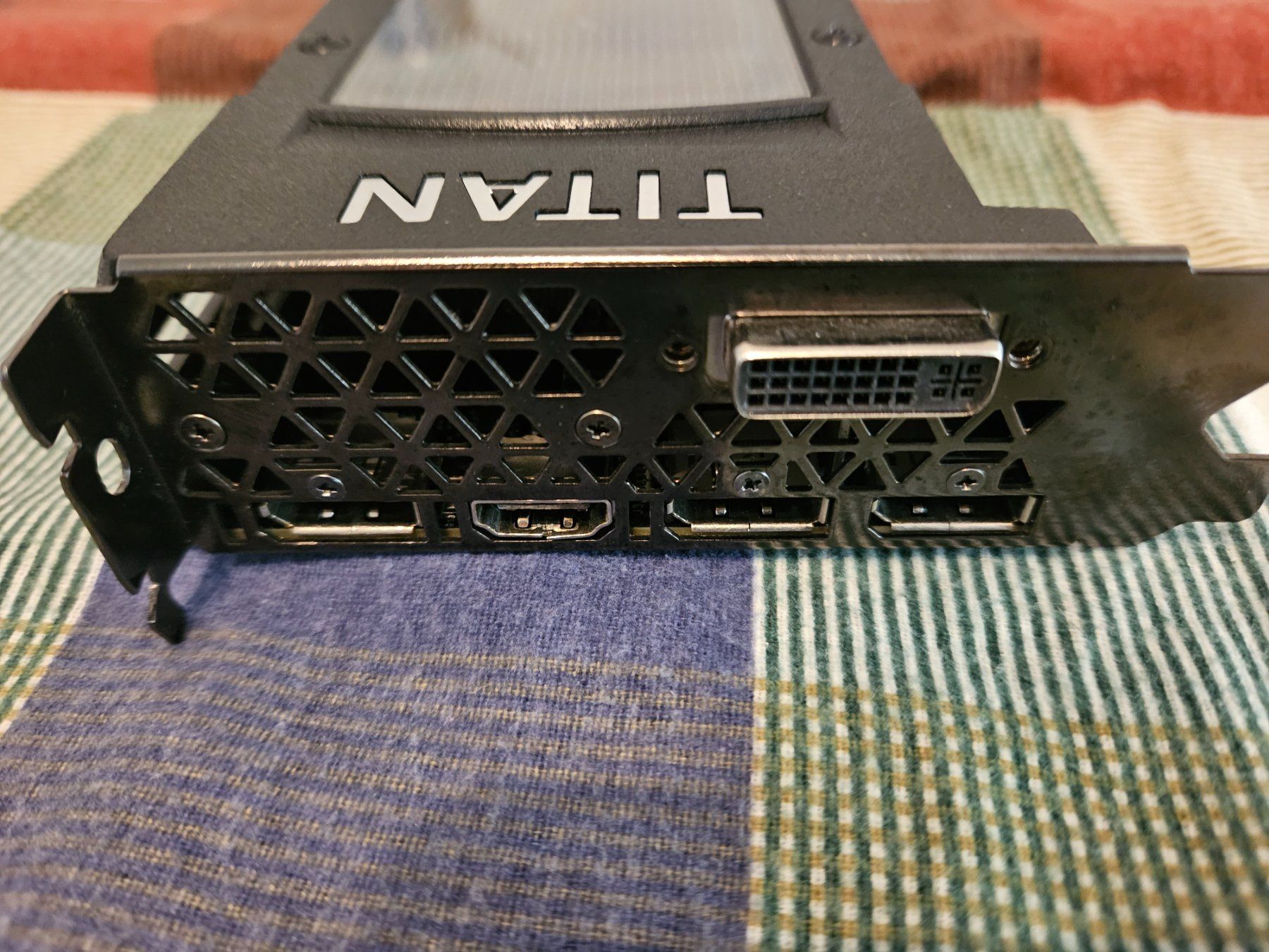 Nvidia Grafikkarten: Nvidia GeForce Titan X 12Gb GDDR5 – Gebraucht aus Wald ZH von  4