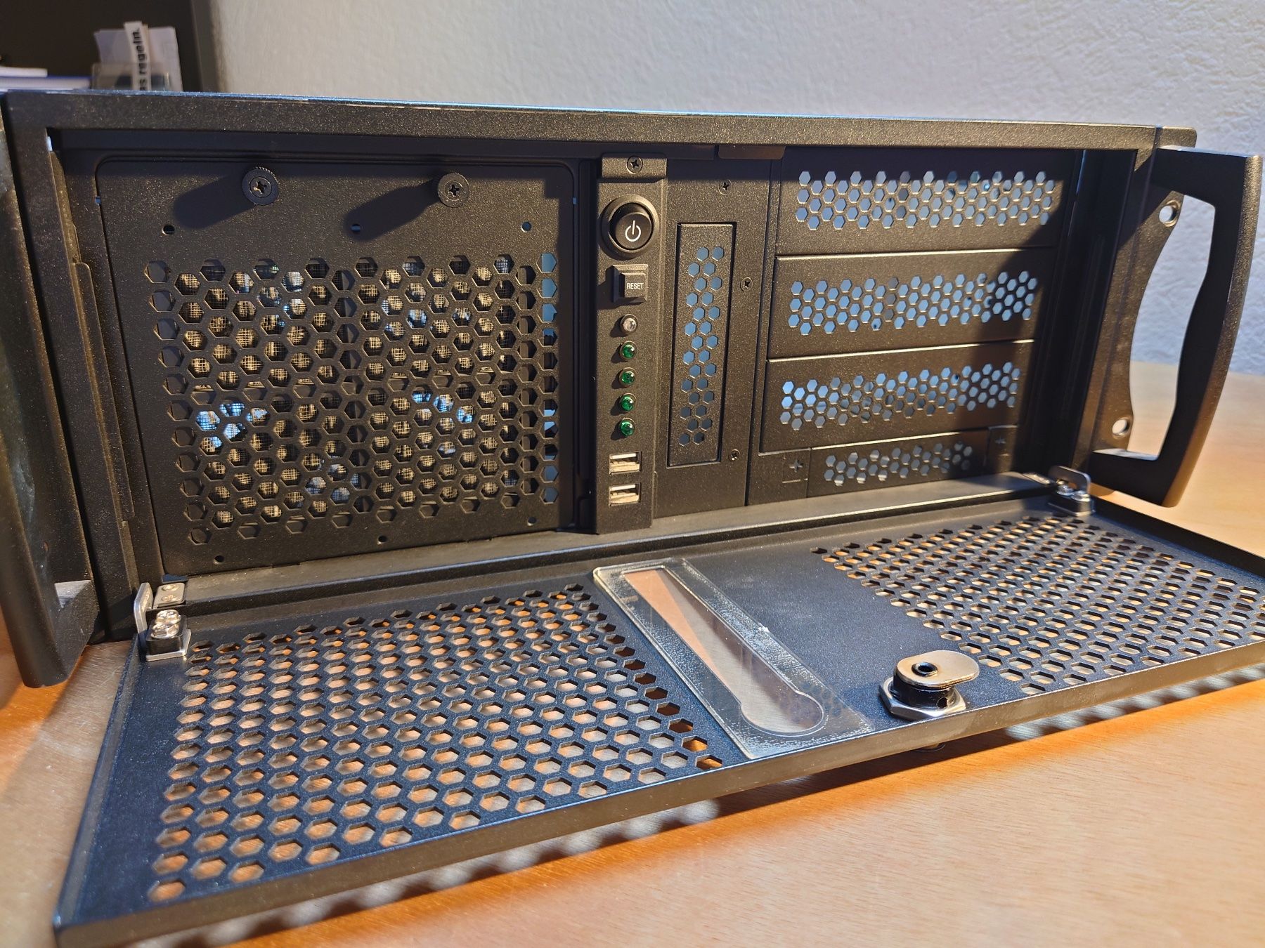 Custodie: 19 Zoll PC-Gehäuse – Usato da Menziken venduto da jonasmeyer 1