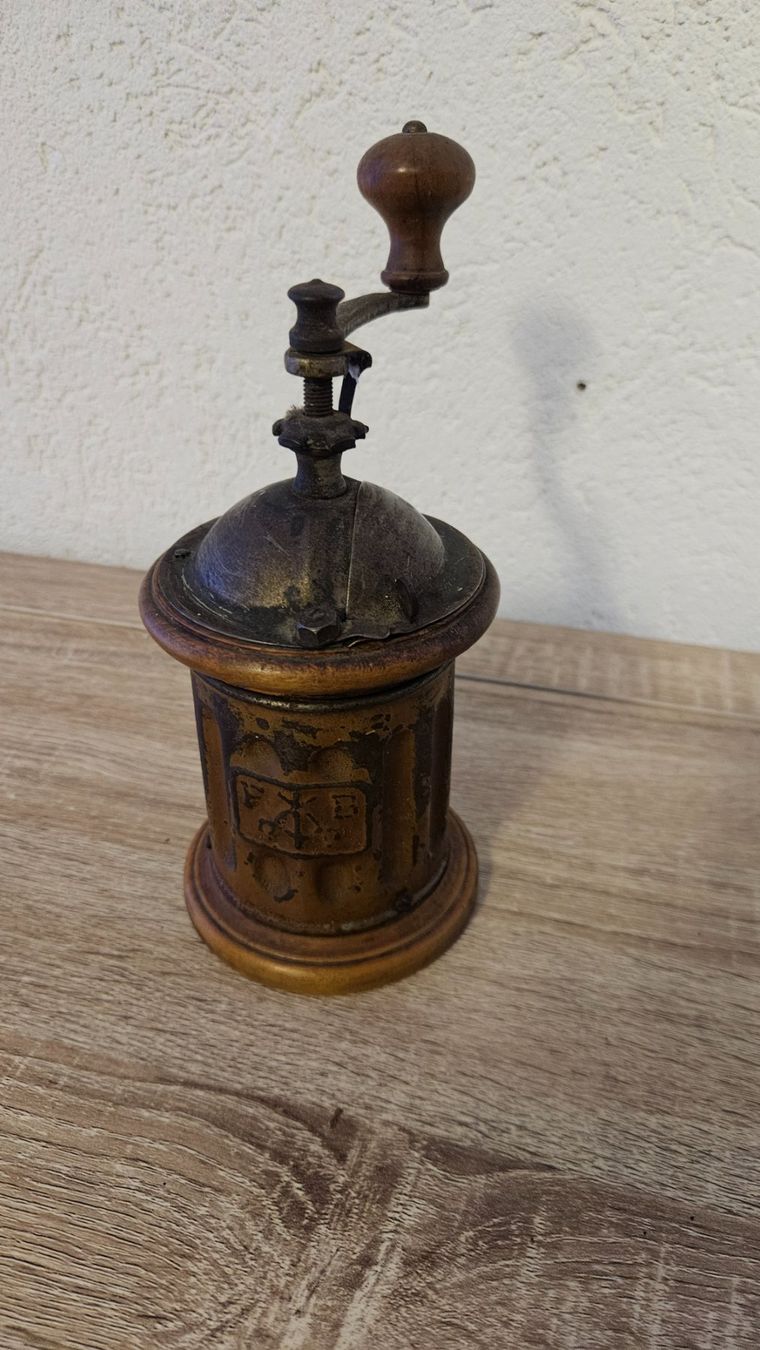 Elettrodomestici da cucina: Vecchio macinino per caffè Trespade – Usato da Melano venduto da H-Sara