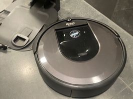 iRobot Roomba i7 Inkl. Reinigungsstation und Zubehör