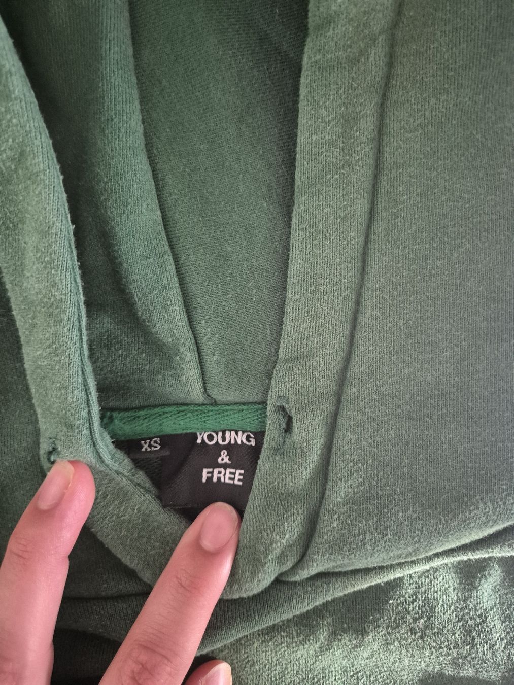 Pullover & Sweatshirts: Grüner Hoodie – Gebraucht aus Schlieren von nat_76vd 1
