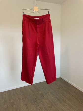 Rote Hose von Zara  , Grosse M .