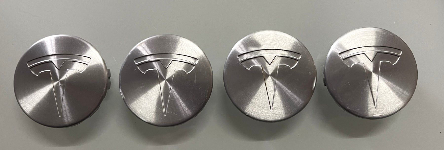 Tesla Tutti pezzi di ricambio auto: TESLA - Radkappen-Set – Nuovo (secondo la descrizione) da Oftringen venduto da Vucki