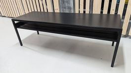 Langer schwarzer Loungetisch