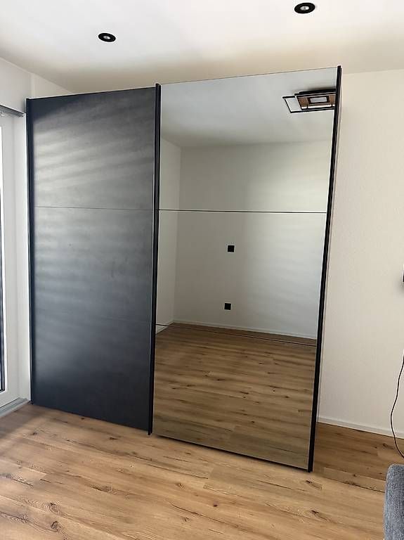 Armoires: Moderner Kleiderschrank mit Spiegeltüren – D'occasion à Visp par leh_5dwb 1