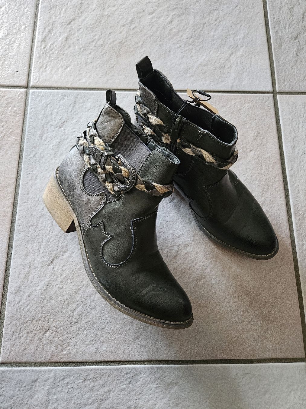 Chaussures femmes: bottines taille 38 – D'occasion à Vétroz par sas_yln5