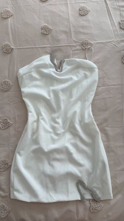 Robe courte blanche sans bretelles avec strass neuf 