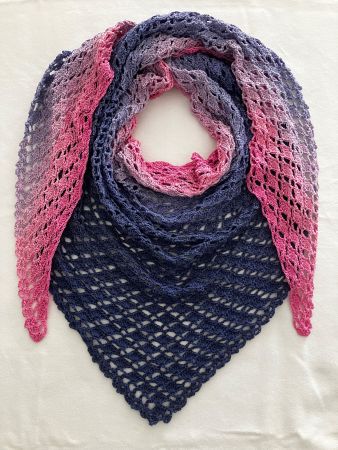 Aufwendige Handarbeit - Sommerschal in rosa-lila-blau-Tönen