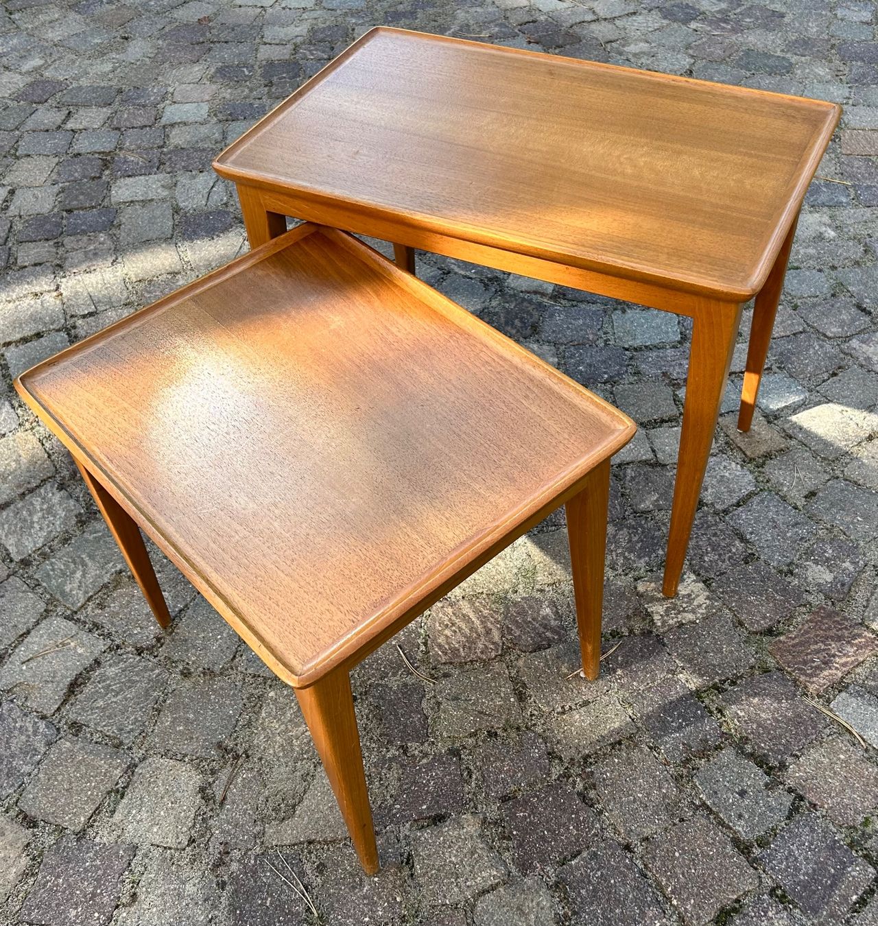 Tavoli: Zwei Tischchen mid-century modern – Usato da Lichtensteig venduto da VonSteinegg 1