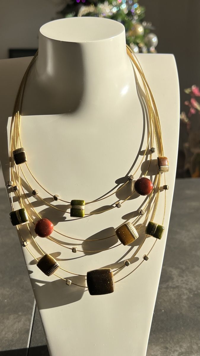 Catenine: Collier IKITA multicouche doré et coloré – Usato da Nyon venduto da stylevintage79 1