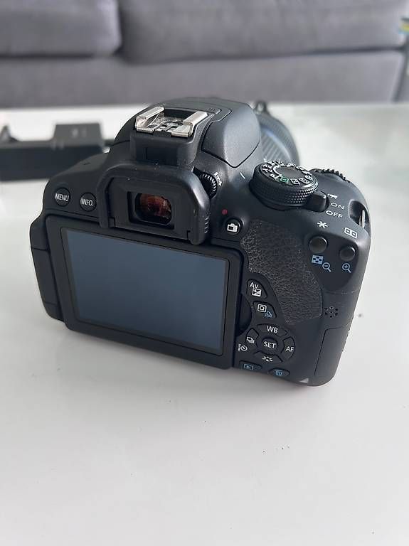 Canon Fotocamera: Kit Canon EOS 700D + Objectif 18-135mm IS + Sacoche – Usato da Fully venduto da submedia 1