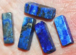 Rechtecke gelocht A-692 – Lapislazuli 4x4x13mm – 5 Stück