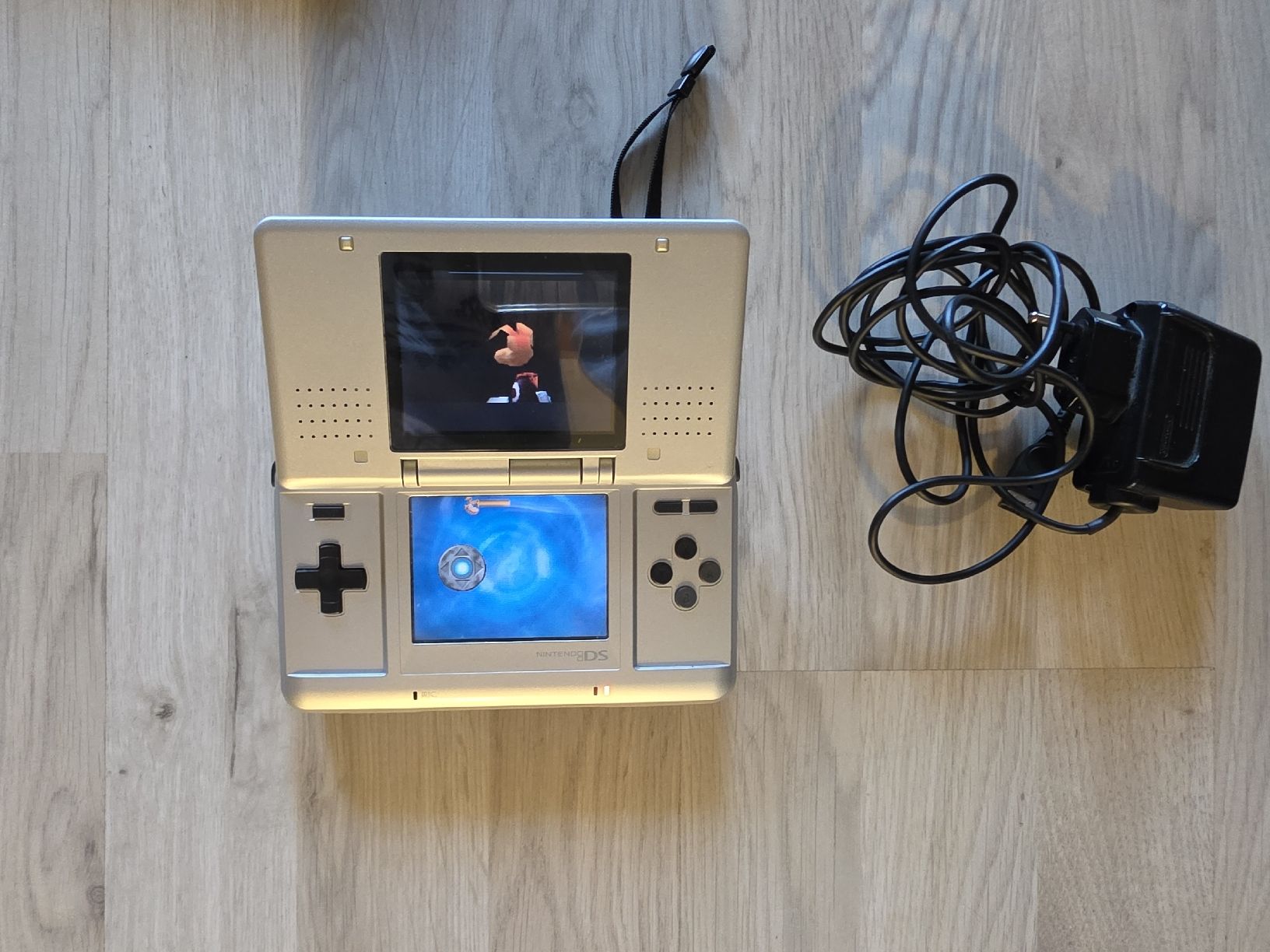 Nintendo Spiele: Nintendo DS Classic Silber + Rayman DS getestet – Gebraucht aus Tafers von whereyogamesat 3