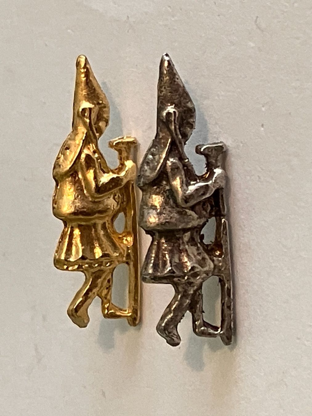 Placchette & Badge: 2 Pin Zwerg Figuren – Usato da Basel venduto da djwwpp