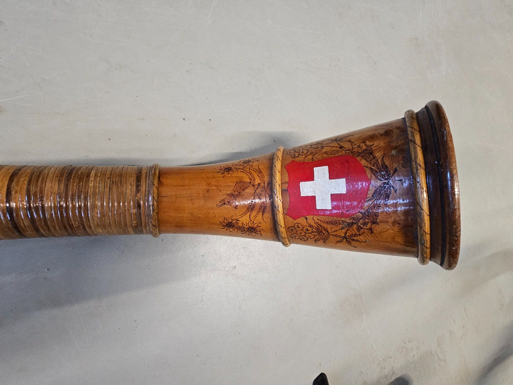 Strumenti musicali: Alphorn 2-teilig inkl. Tragtasche – Usato da Wasen im Emmental venduto da chris57