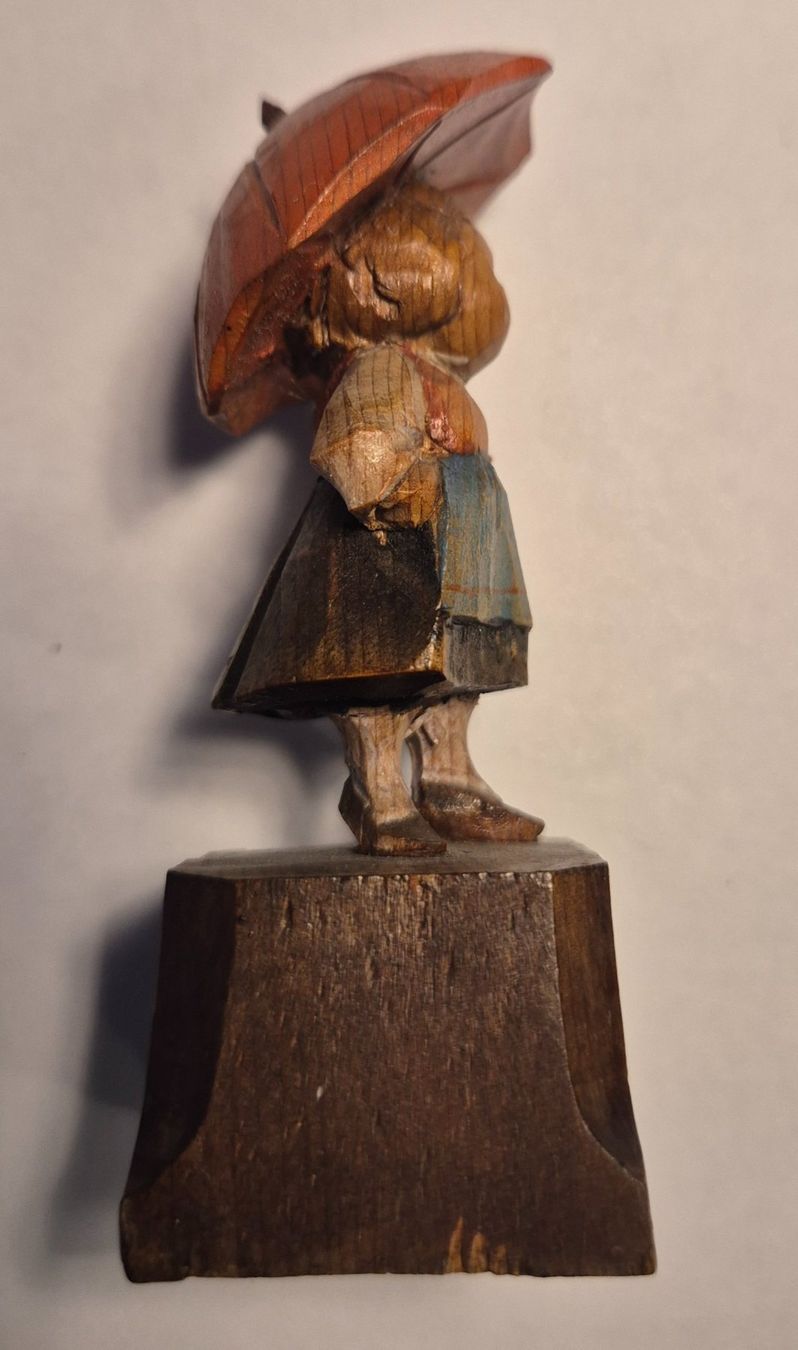 Skulpturen & Statuen: Brienzer Mädchen mit Schirm aus Holz handgeschnitzt – Gebraucht aus Neerach von SilliS 3