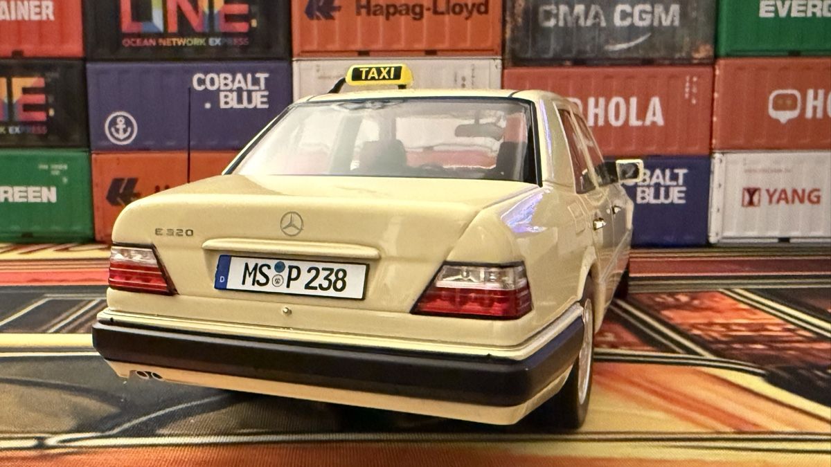 Mercedes-Benz Modellautos:  Mercedes E320 Taxi 1:18 – Neu (gemäss Beschreibung) aus Basel von Zomeg 3