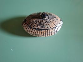 Handgeschnietzte Schmuckbehältet aus knochen